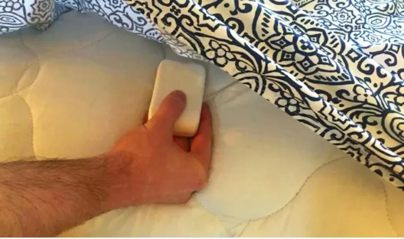 El increíble efecto de poner un jabón bajo las sábanas todas las noches