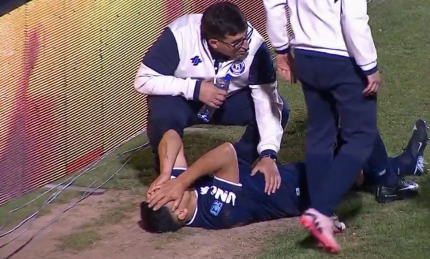 Maxi Salas debió abandonar el campo entre lágrimas luego de sufrir una grave lesión en su rodilla izquierda.
