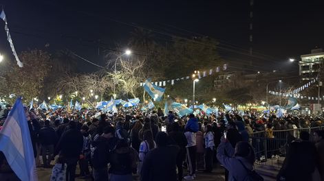 San Juan volvió a copar la Plaza 25 de Mayo: una madrugada de fiesta por la clasificación de Argentina