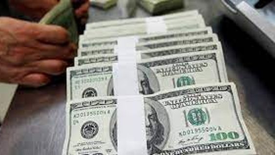 Tras la devaluación, el Gobierno baja el impuesto al dólar usado para turismo