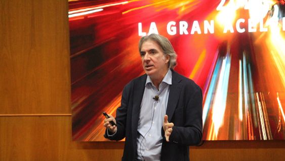 El periodista contó a los participantes algunos de los datos más importantes de la actualidad de la IA y también cuáles son los factores a tener en cuenta para avanzar en un momento de cambios acelerados e incertidumbre.&nbsp;