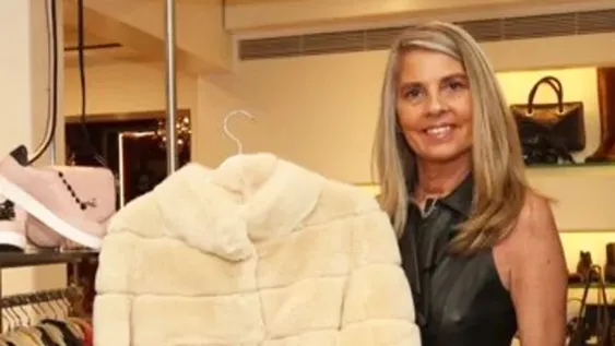 Quién es la diseñadora que contrajo cronavirus en Europa y fue directo a una boda en Uruguay