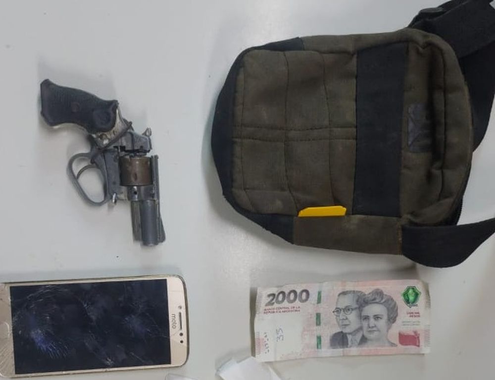 Vieron a la policía y se fugaron: dejaron tirado un revolver y un celular