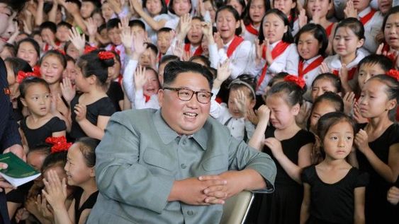 La extraña foto del presidente de Corea del Norte riendo con niñas llorando a su alrededor