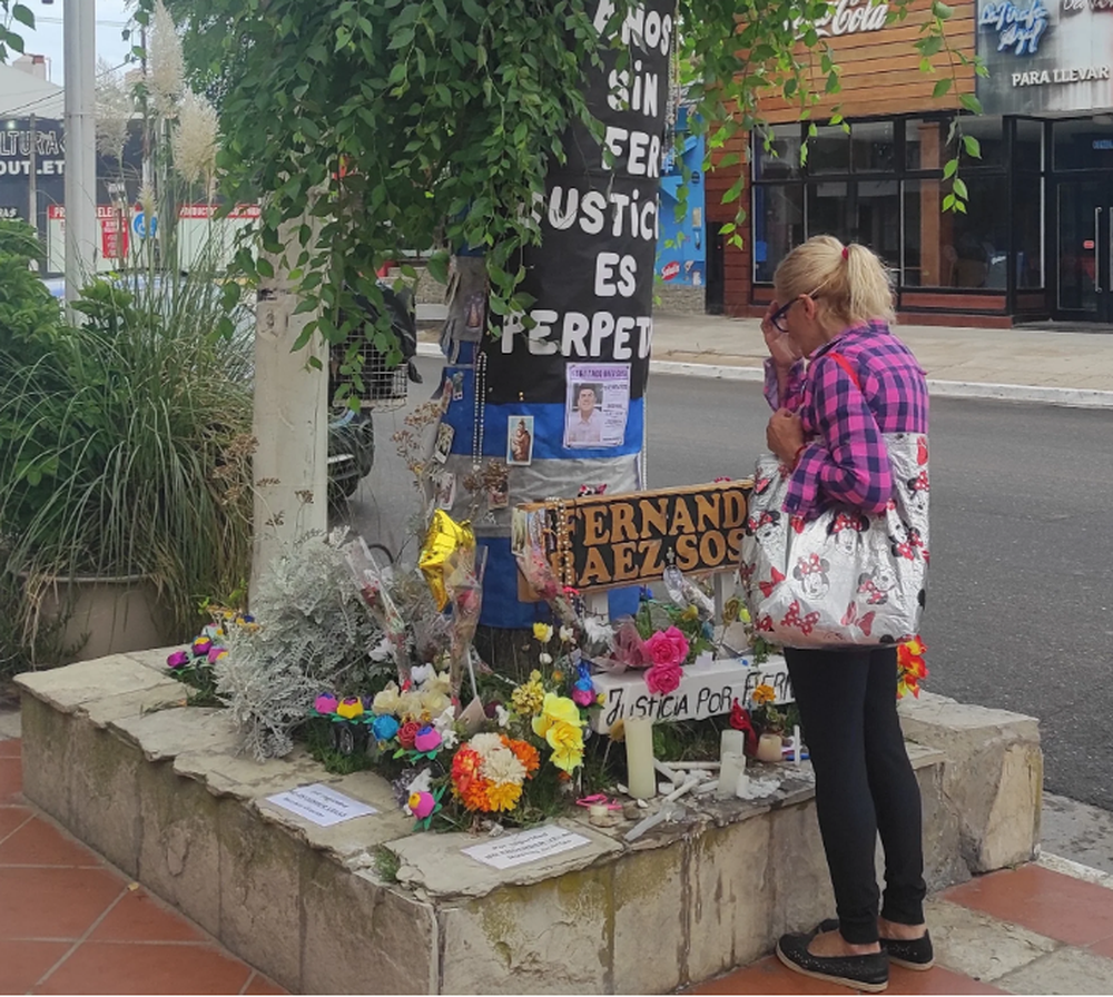 Entre velas, rosarios y cartas: la postal de una especie de santuario en homenaje a Fernando