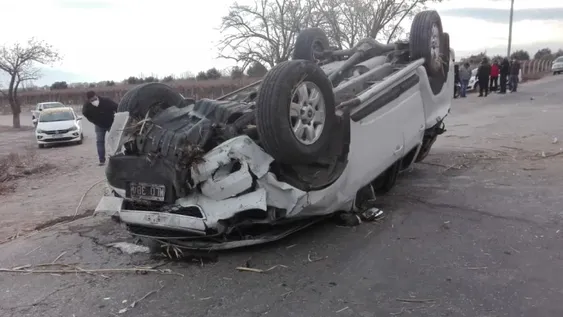 Perdió el control y protagonizó un violento vuelco con su camioneta