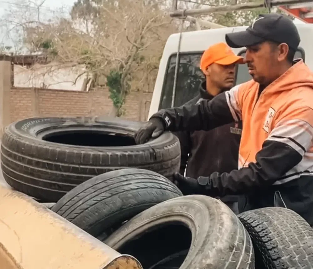 Mano de obra. Personal municipal es el encargado de recolectar y trasladar los neumáticos en desuso para su posterior reciclado.