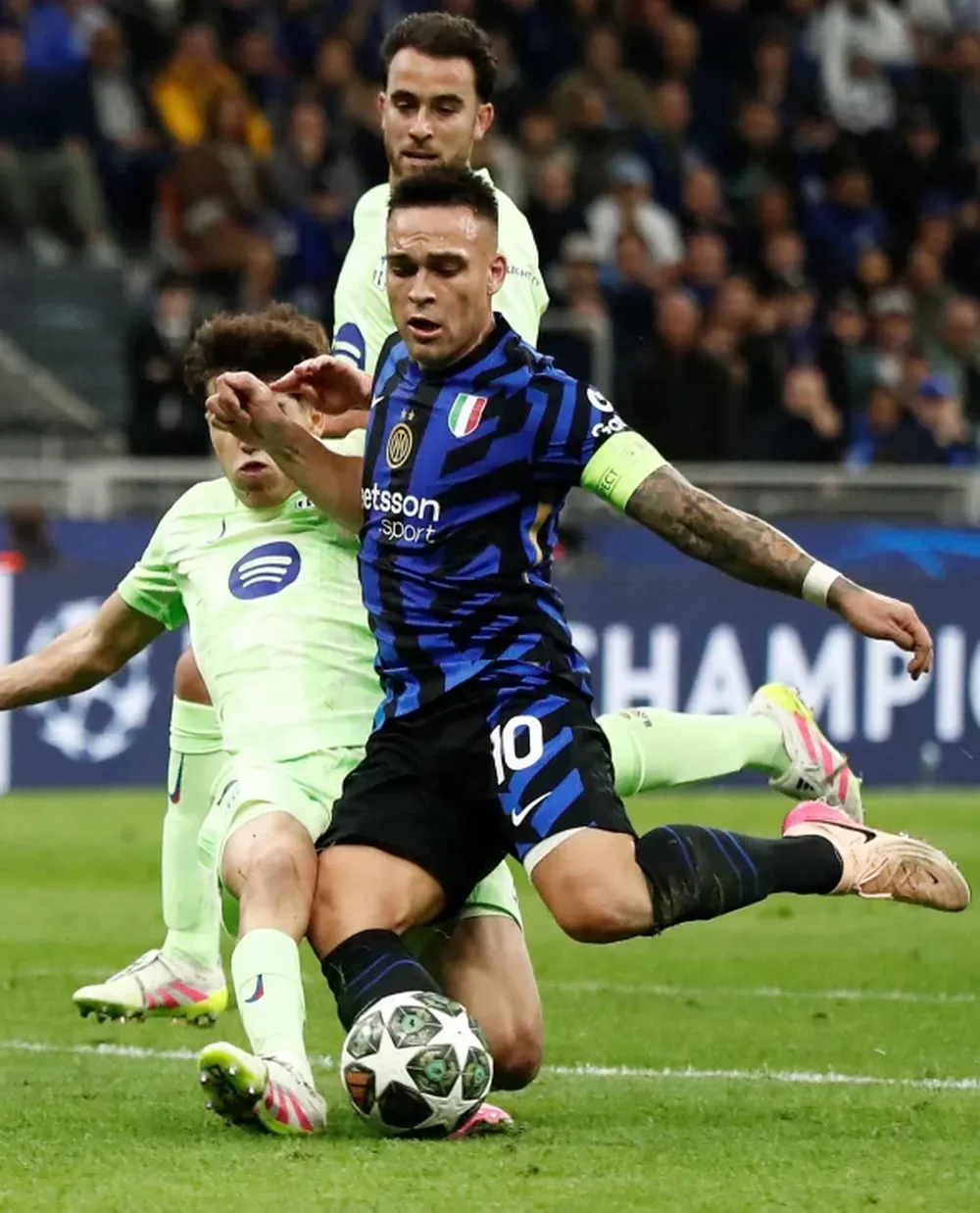 BANDERA. Lautaro Martínez llegó tocado a la revancha pero abrió el camino de las ilusiones con el primer gol del Inter para llegar a la final.