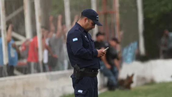 Buscan que policías no usen celulares personales durante el horario laboral