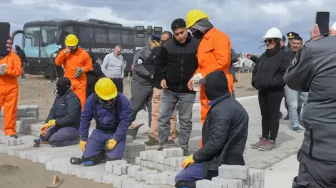 Presos de Santa Cruz fueron empleados por la Gobernación para realizar obras de construcción