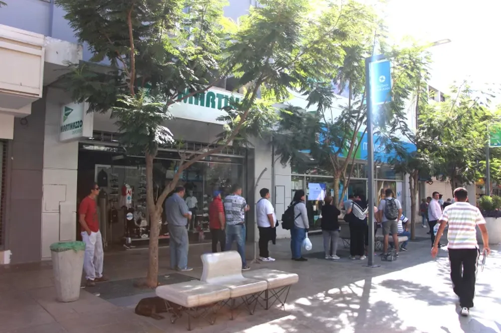 Desde el lunes desinfectarán cada prenda que se prueben los clientes en el comercio