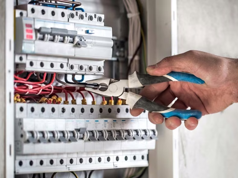 Arreglos en el hogar: cuánto cuesta contratar un albañil, electricista o plomero en octubre