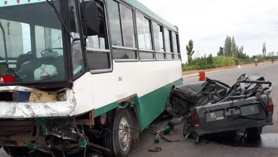 Un muerto en un tremendo accidente entre un colectivo y una camioneta