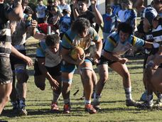 Paliza. Universitario goleó a Sporting Alfliles y dio un paso grante para meterse en el Top 8 Oro del Regional Cuyano. Paliza. Universitario goleó a Sporting Alfliles y dio un paso grante para meterse en el Top 8 Oro del Regional Cuyano.