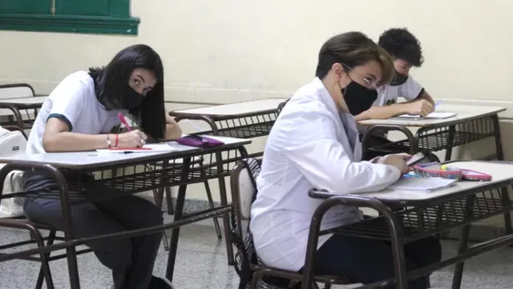 Polémica por facilidades para que alumnos pasen de año con previas: cómo es en San Juan