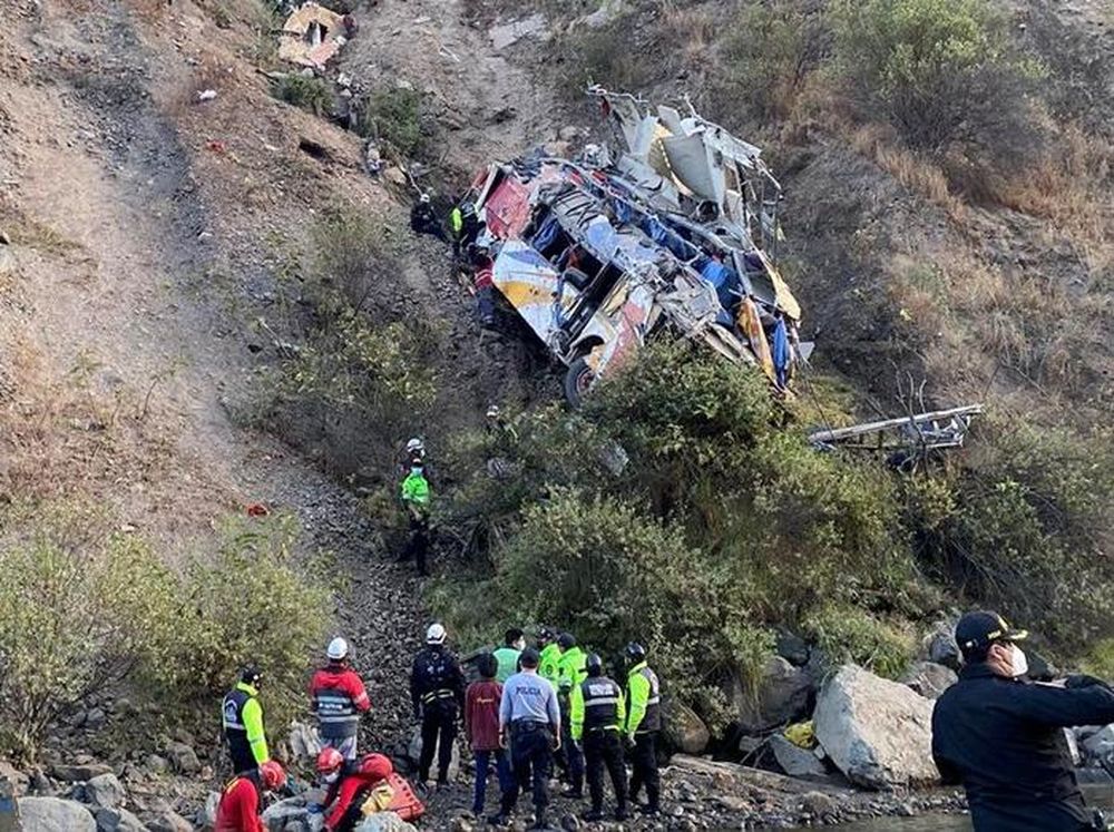 Perú: al menos 29 muertos tras la caída de un micro al precipicio