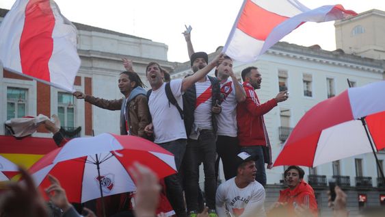 Multitudinario banderazo de los hinchas de River