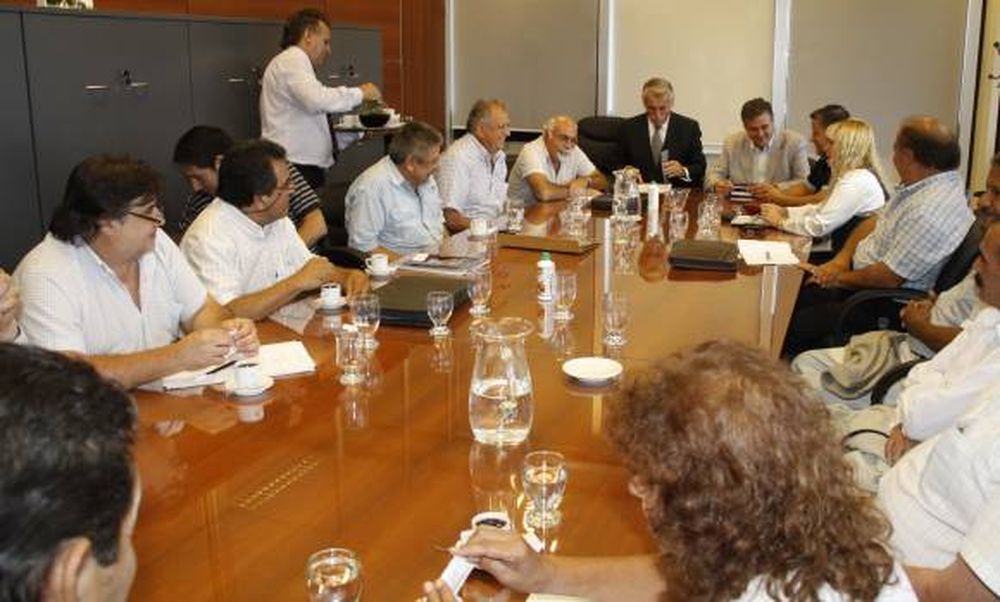 Gobierno subió un 25% el sueldo de los estatales