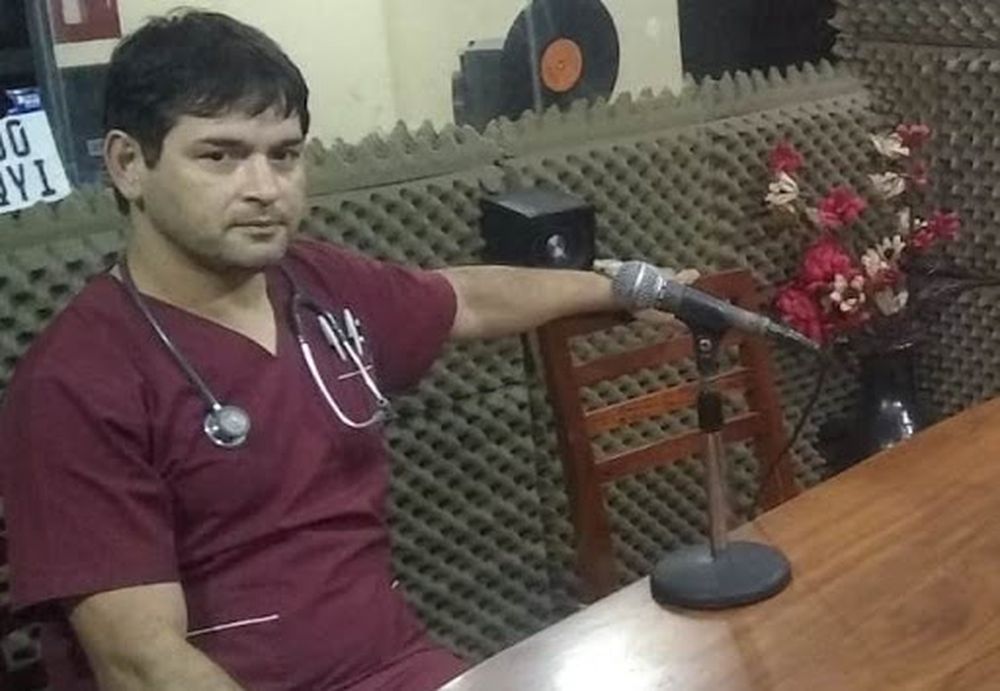 Polémica por un médico que entró al quirófano con un ambo auspiciado por una carnicería