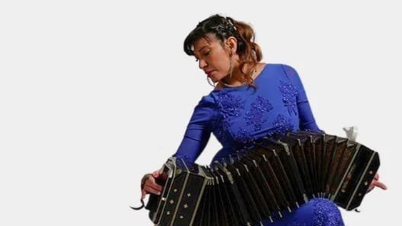 Mara Mansur, la bailarina de tango sanjuanina que subió al podio con su grupo femenino en Italia.