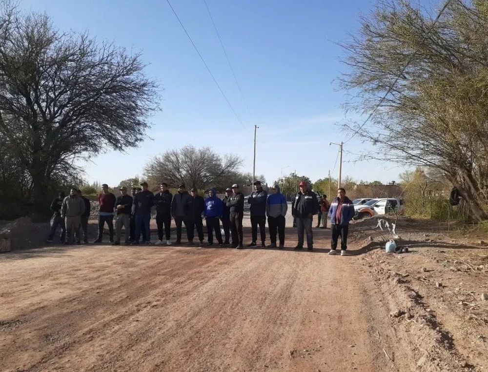 En septiembre de 2025 hubo protestas en el camino a Vicuña de vecinos de La Rioja, de la comunidad Guandacol, que pedían puestos de trabajo. Esto se repitió en 2026.