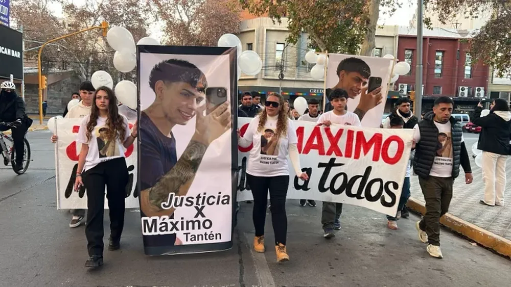Familiares y amigos de un joven fallecido en Pocito marcharon en Plaza 25