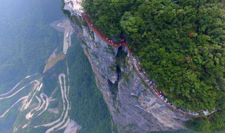 Un coloso de cristal flota en China