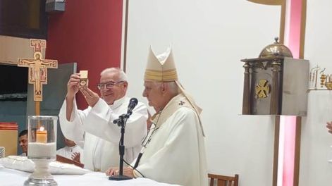 Monseños Jorge Lozano entregó reliquias de primer grado del Santo Cura Brochero al Centro Evangelizador que lleva su nombre.