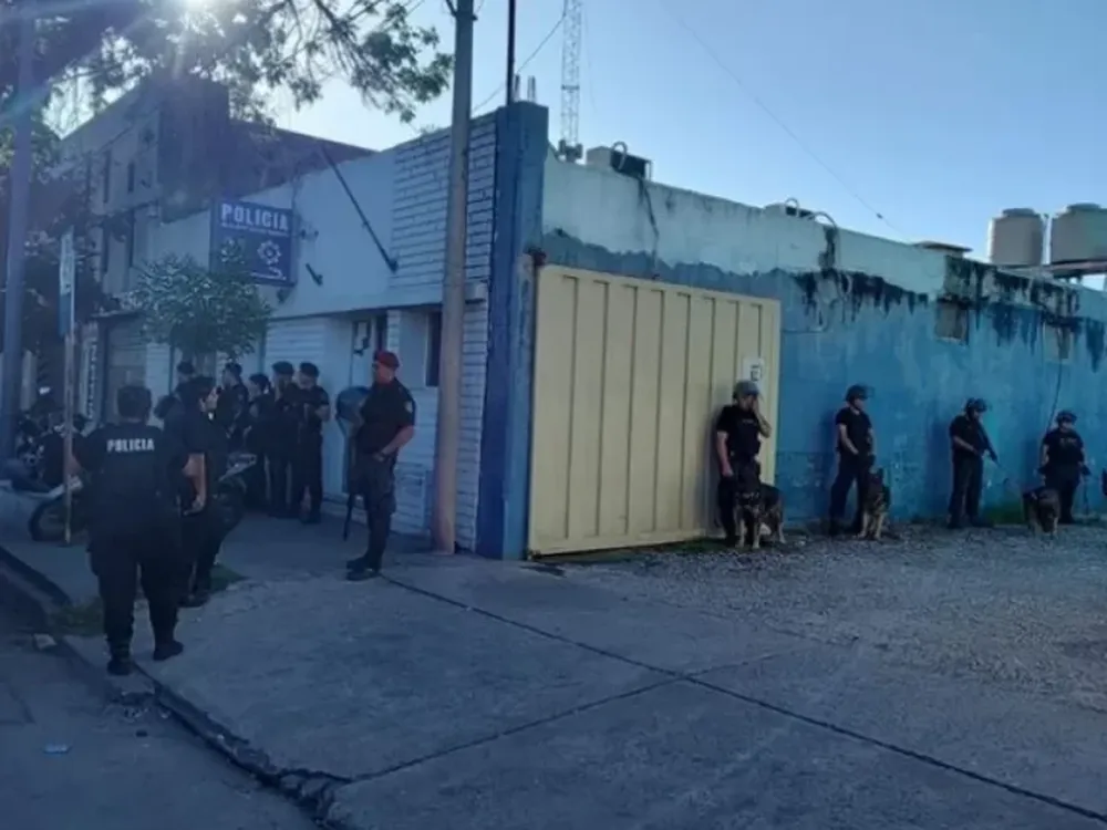 Se fugaron 25 presos de una comisaría rosarina