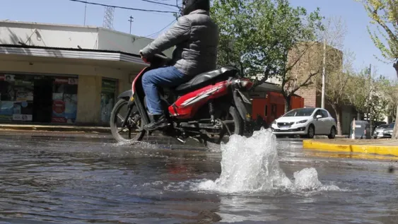 Una pérdida de agua desnudó el mal estado del alcantarillado en la Capital