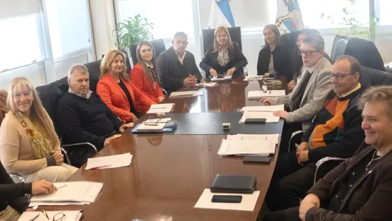 El Gobierno evalúa mayor aumento y más anticipado para los docentes