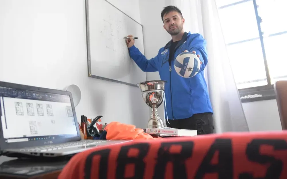 Tras 12 años como jugador y técnico de Obras se retiró Santiago Paredes