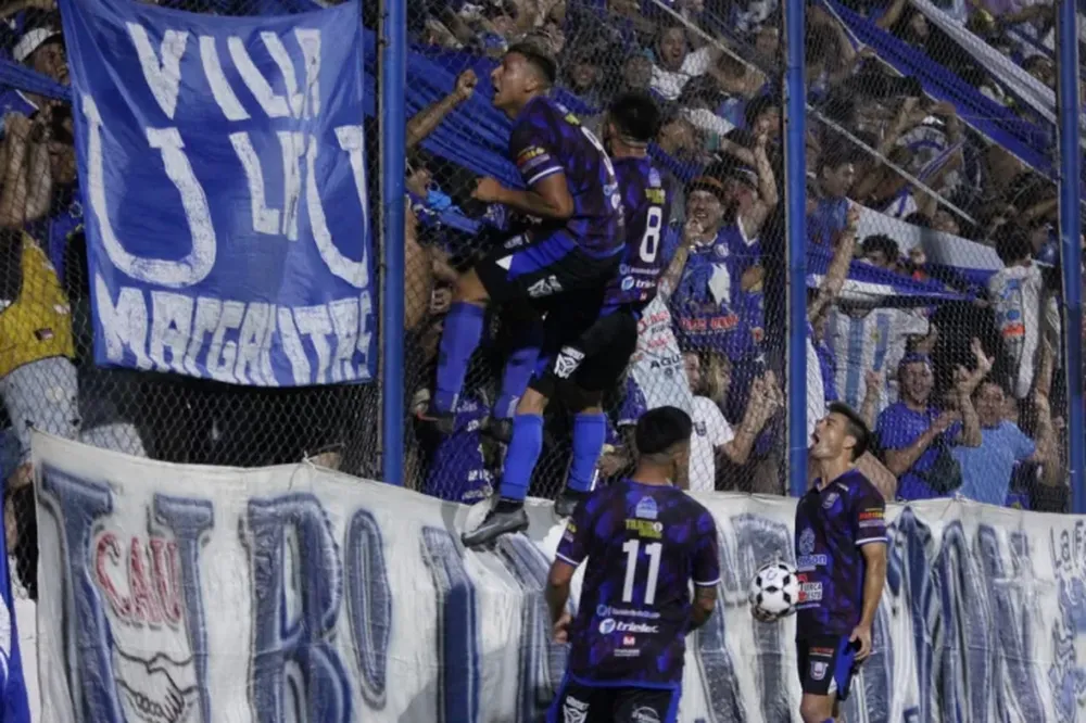 Delirio. Luciano Riveros festeja con su gente. Unión empezaba a ganarlo. Luego, otra vez el Negro sería decisivo para la victoria en la ida ante FADEP.