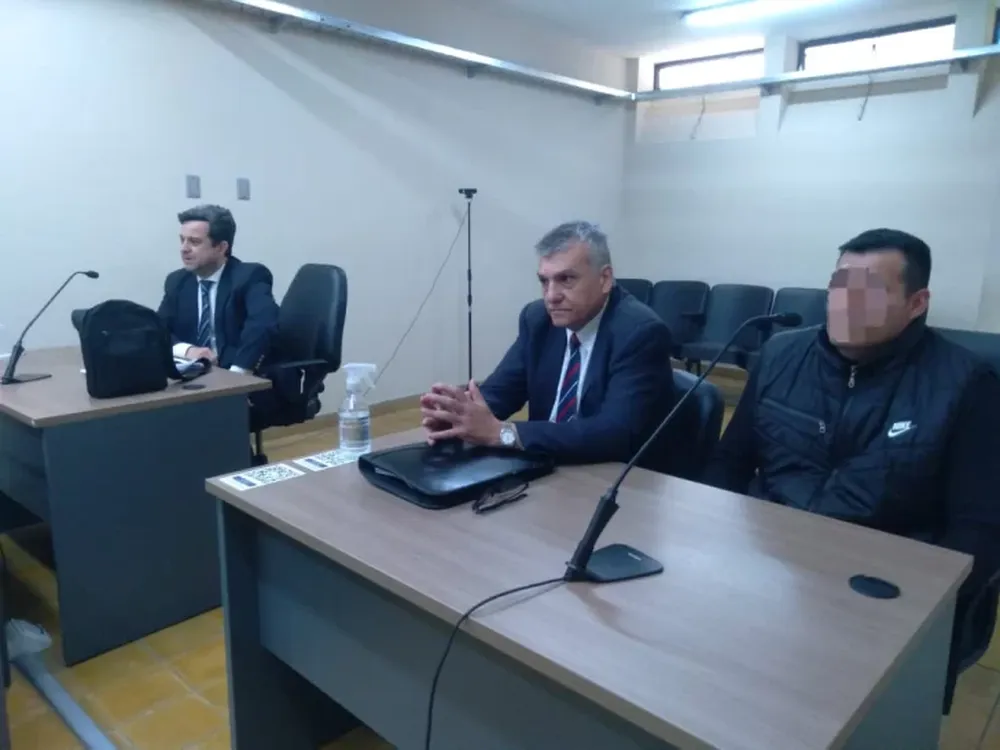 De izquierda a derecha, el fiscal, Leonardo Arancibia, el abogado Jose Luis Guidet Montilla y su cliente, que resultó condenado.