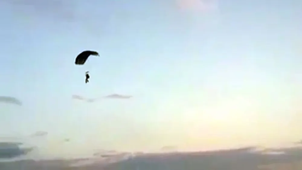 Un paracaidista falleció luego de chocar con otro en pleno descenso