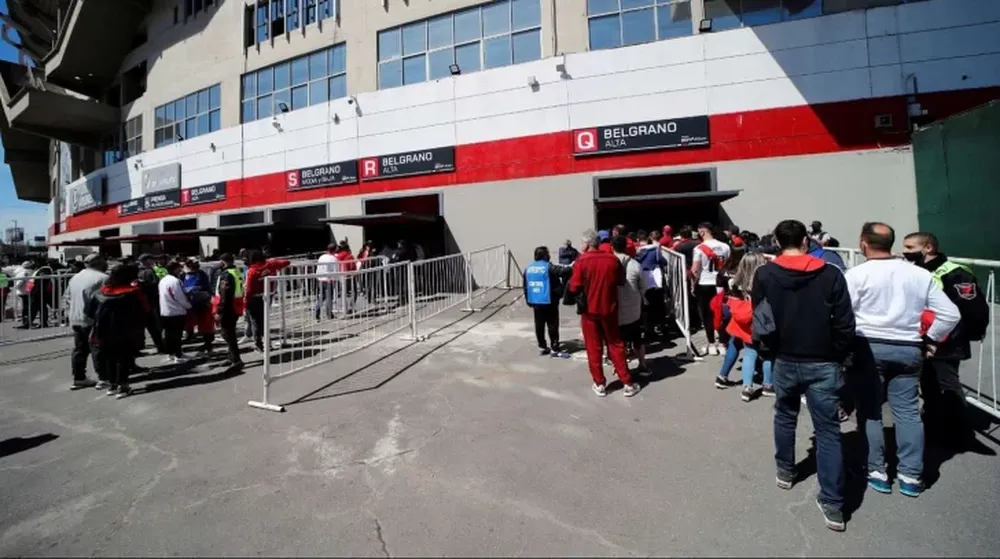 Allanan el Monumental por el incumplimiento del aforo durante el Superclásico