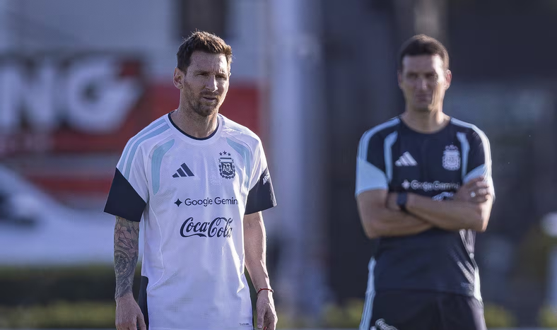 Lionel Scaloni, Lionel Messi durante el entrenamiento de la Seleccion de futbol Argentina previo al amistoso frente a Zambia.