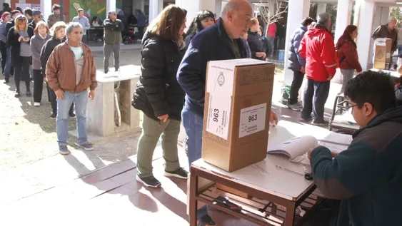 UxP y JxC, a la caza de los eliminados, de los votos en blanco y de los ausentes