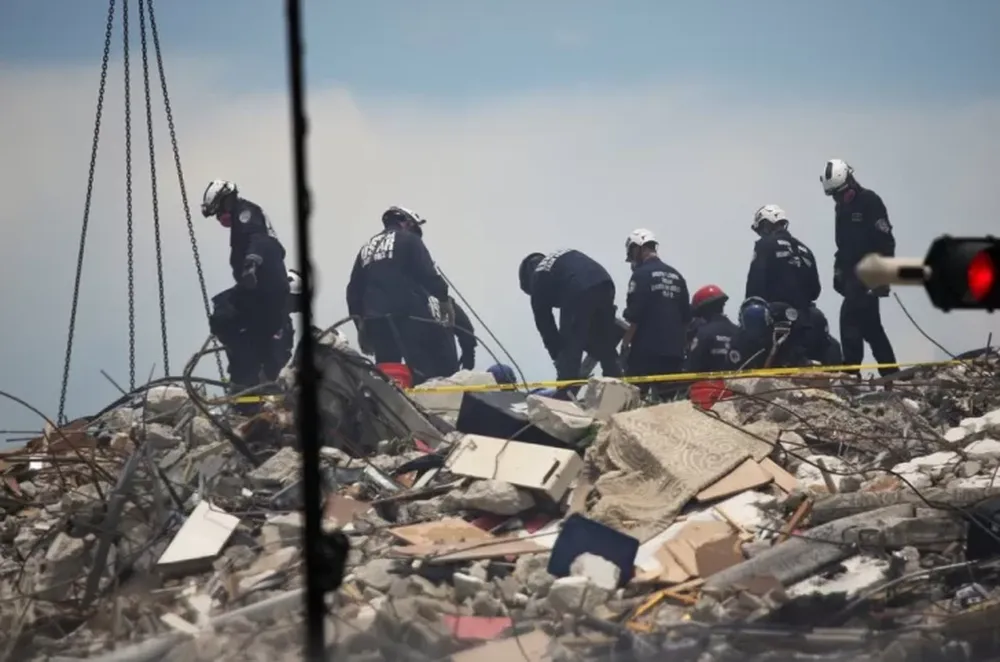 Cuarto día de rescate de las víctimas del derrumbe en Miami: al menos 5 muertos y 156 desaparecidos