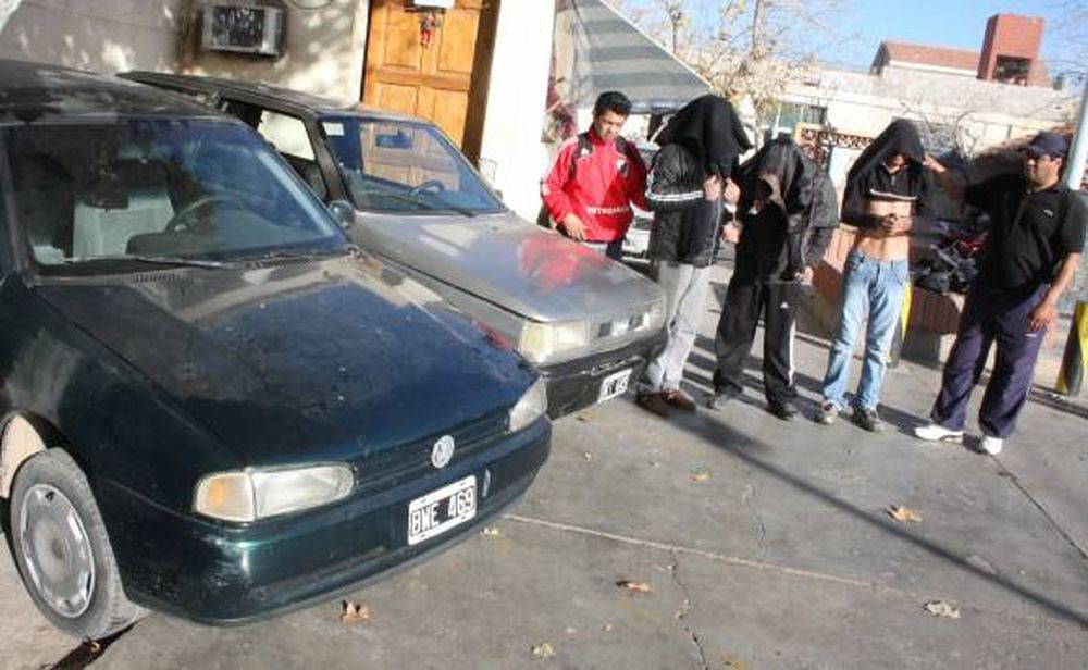 Padre e hijo caen con  dos autos robados
