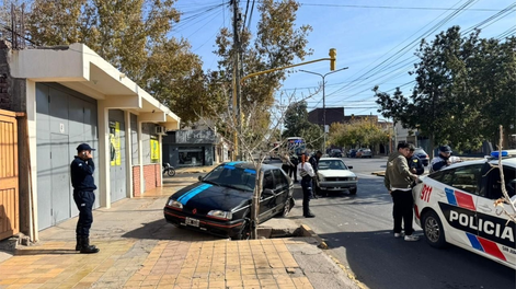 violento choque en capital: un renault 19 termino sobre la vereda tras impactar con un gol