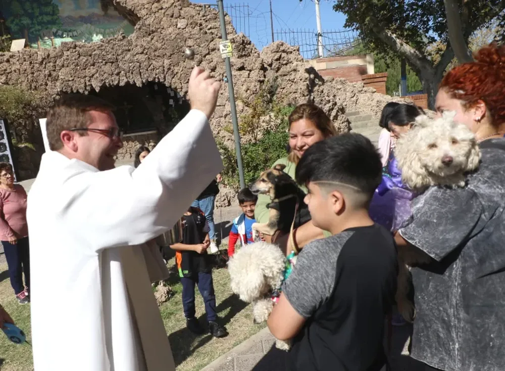 BENDITOS. El padre Jonatan Felix arrojó agua bendita a todas las mascotas que fueron a Fátima.