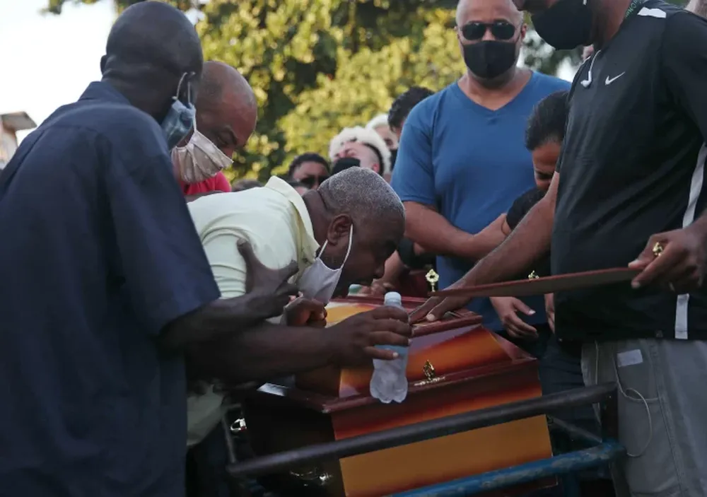 OMS: 2 nuevos síntomas y casi 5 millones de casos