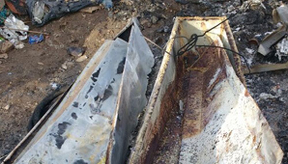 Revuelo por el hallazgo de dos ataúdes en un descampado