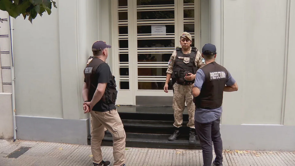 Imagen del operativo por el allanamiento en la AFA en la sede de Viamonte.