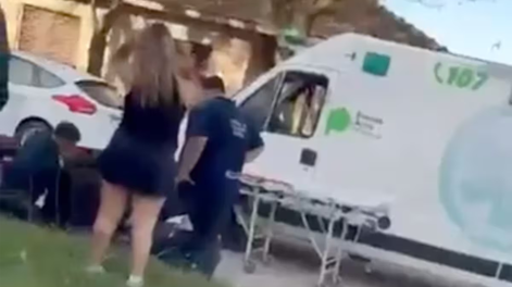 VIDEO: iba en una moto, lo atropellaron, fue golpeado por un vecino y murió