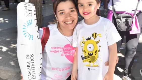 Envueltas en el listón rosa, corrieron para concientizar sobre el cáncer de mama