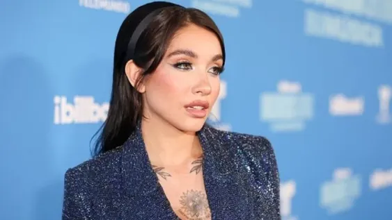 María Becerra hizo saltar la térmica con una foto en colaless neón