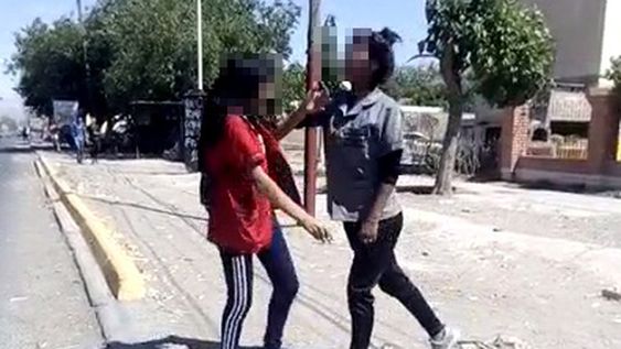 Una alumna le dio una brutal paliza a su compañera y todo quedó filmado
