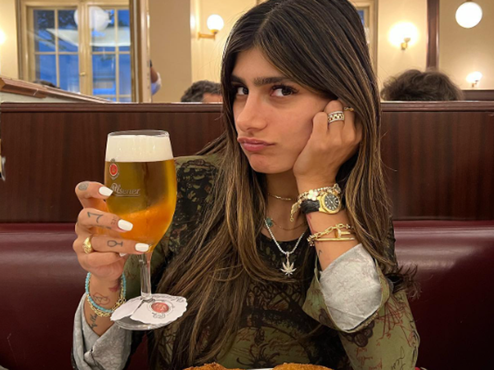 Mia Khalifa, no tan tapada, con un gran abrigo diseñado por ella misma